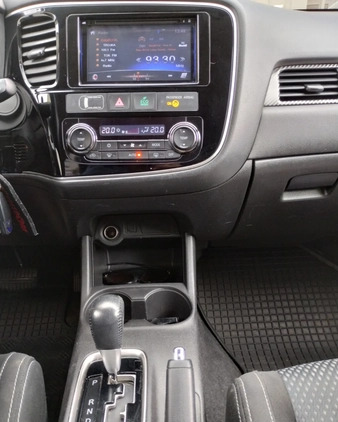 Mitsubishi Outlander cena 77000 przebieg: 133000, rok produkcji 2016 z Warszawa małe 46